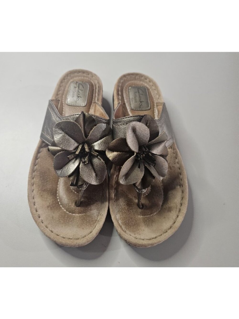 Clark’s Women’s Size 7.5 M Artisan Metallic Bronze Flower #31603 Thong Sandals - Picture 7 of 9